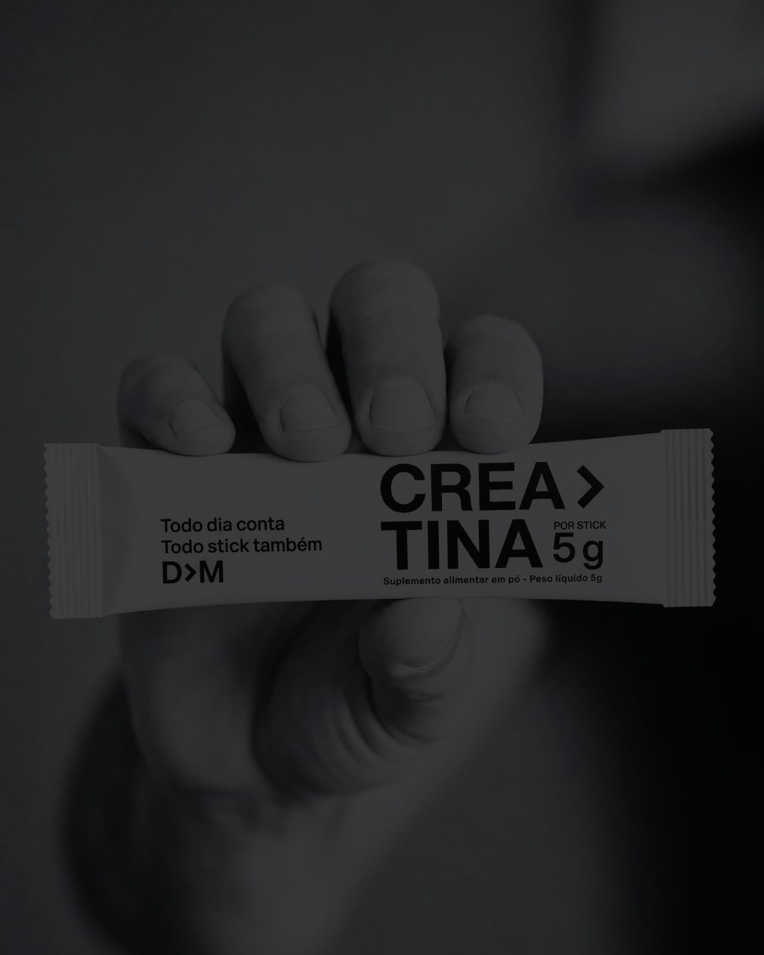 Mão segurando um stick de Creatina D>M